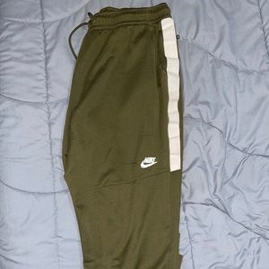 LARGE NIKE SWEATPANTS